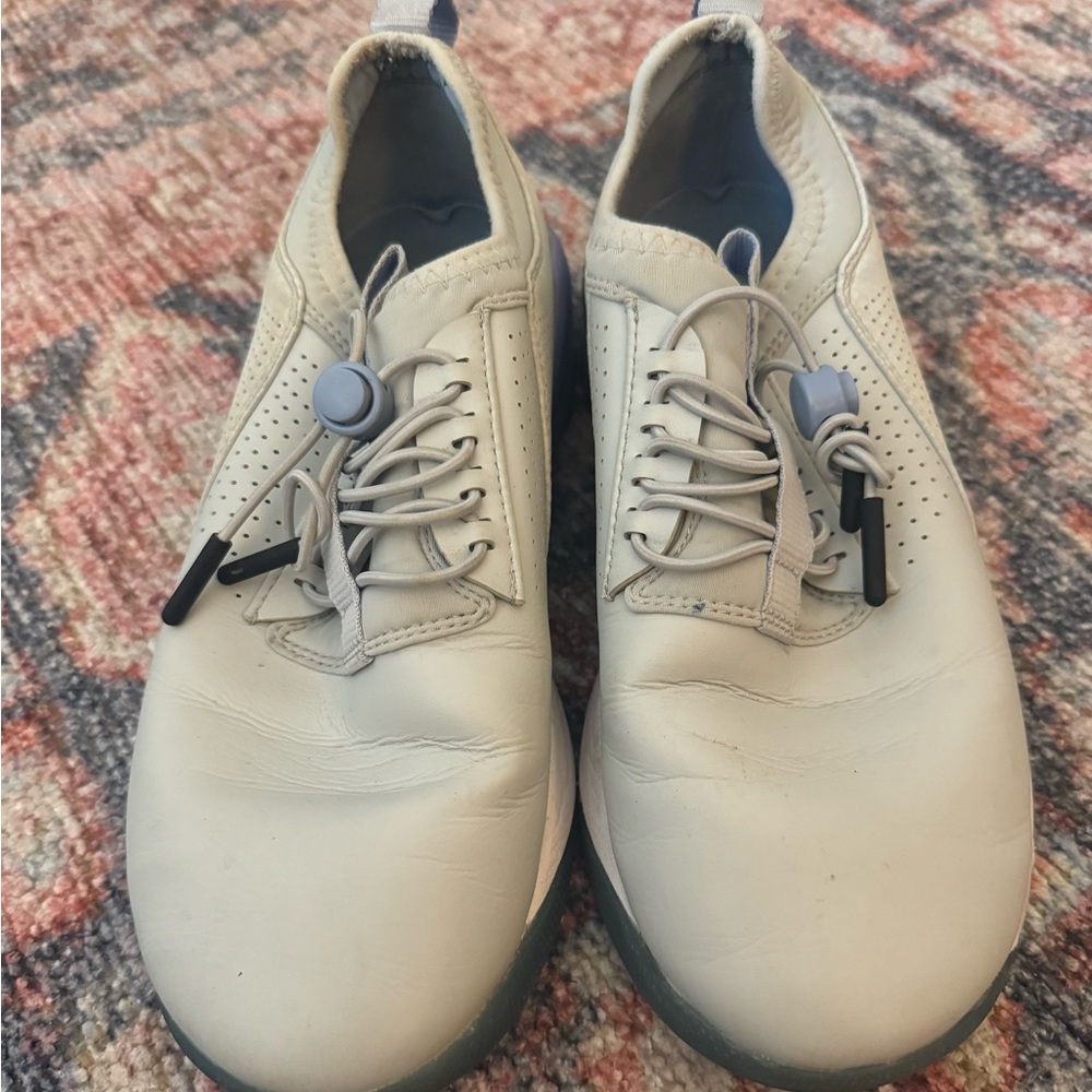CLOVE NURSING SNEAKERS